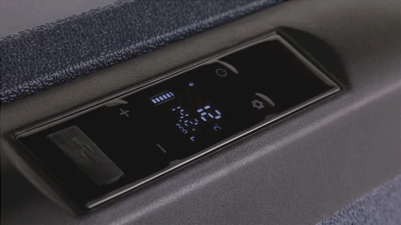 Outwell Arctic Chill 50 Compressor Koelbox - 45 Liter - Blauw 7 Outwell Arctic Chill 50 Compressor Koelbox - 45 Liter - Blauw - Afbeelding 5